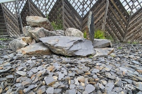 Paillage ardoise, paillette et bloc de rocaille