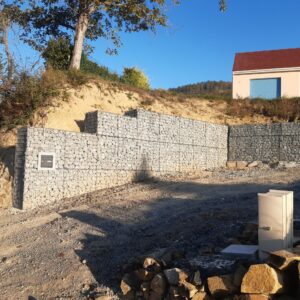 Réalisation gabions montage in-situ avec pierre à gabion granit gris, mur de soutènement avec encastrement boite aux lettres