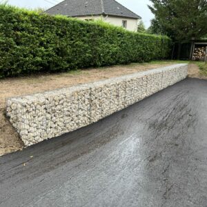 Réalisation gabions pré-rempli avec pierre à gabion calcaire, mur de soutènement