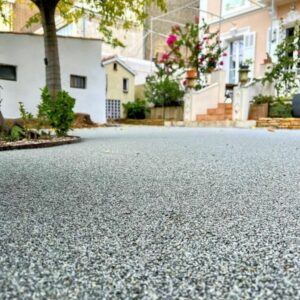 Réalisation résine gravillonnée allée maison carrossable (référence gravier lavé séché GRANITE 2/4)