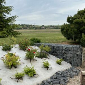 Réalisation gabions pré-rempli avec pierre à gabion basalte, mur de séparation